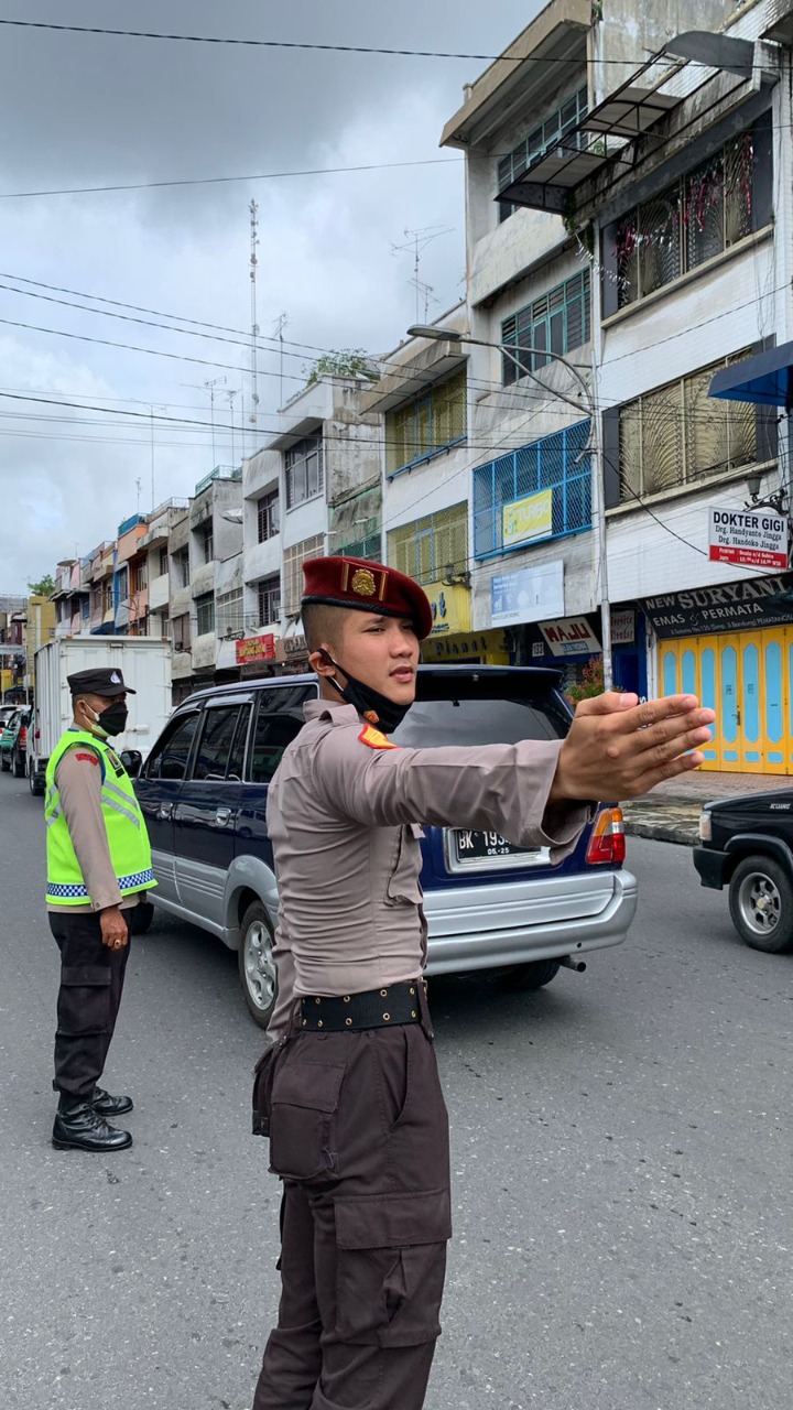 Personil Polres Siantar Dampingi Brigadir Dua Taruna TK II Laksanakan Pengaturan Lalulintas Dalam Rangka OPS Ketupat Toba 2022