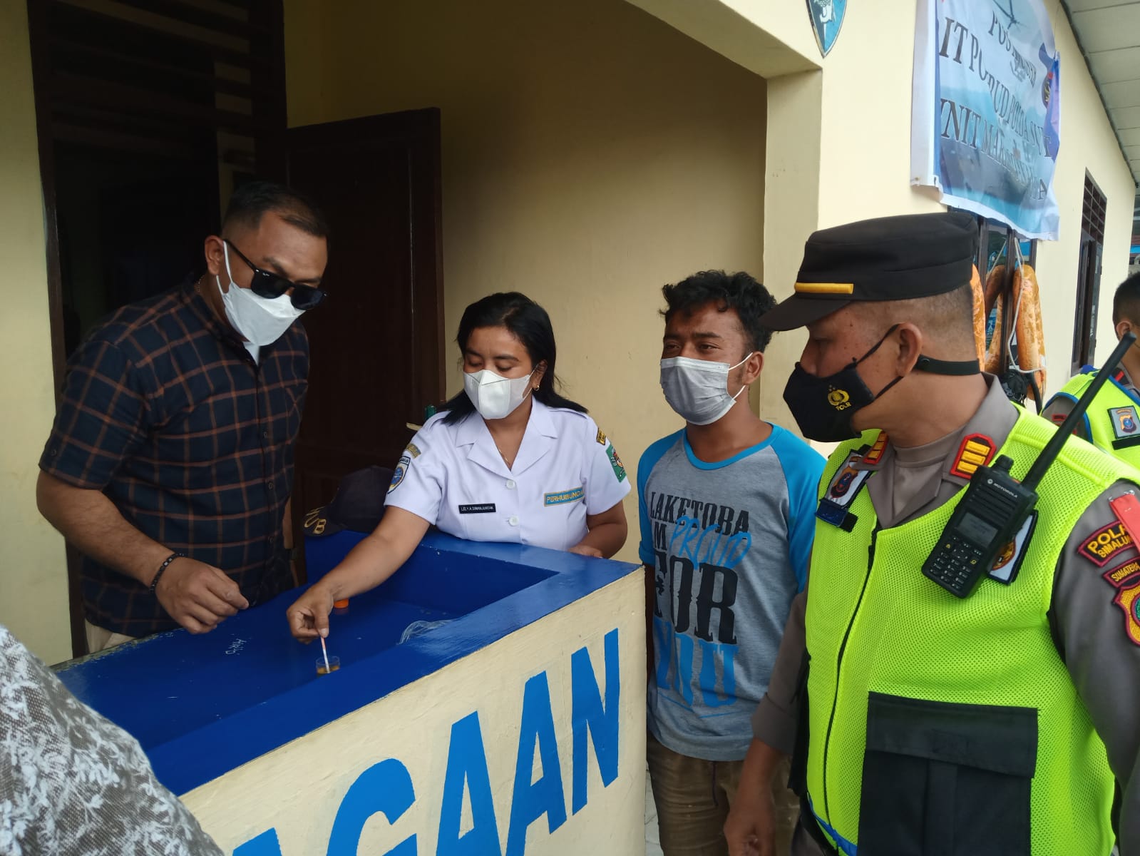 Polisi Test Urine  Nahkoda dan AKB di Pelabuhan Tiga Raja