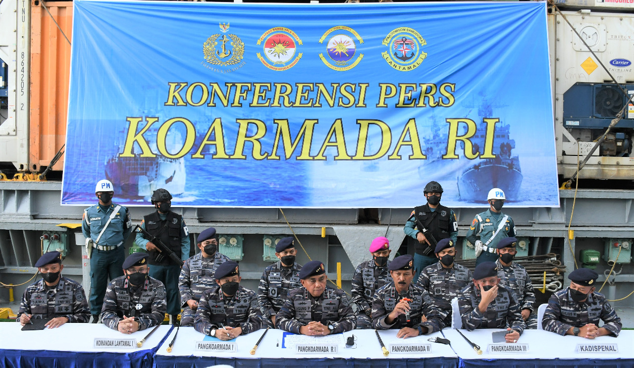 TNI AL Tangkap Kapal Muat Puluhan Kontainer Minyak Goreng