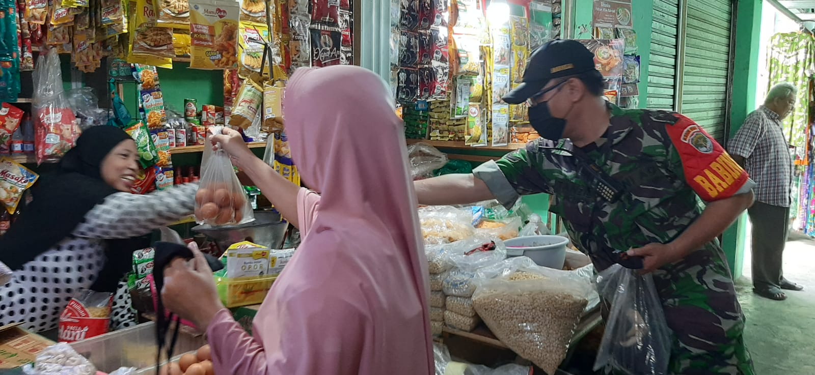 Serda Tanzil Bagikan Masker Untuk Pengunjung dan Pedagang Pasar Gembrong