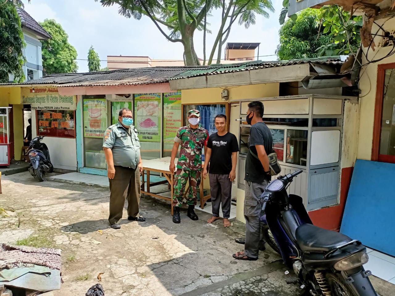 Bantu Amankan Wilayah, Pelda Romi Bersama Anggota Mitra Jaya Lakukan Patroli Rumah Kosong Yang Ditinggal Mudik