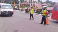 Polres Simalungun Pasang Barikade Memisahkan Arus Lokasi Wisata Parapat dan Kota Pematangsiantar 