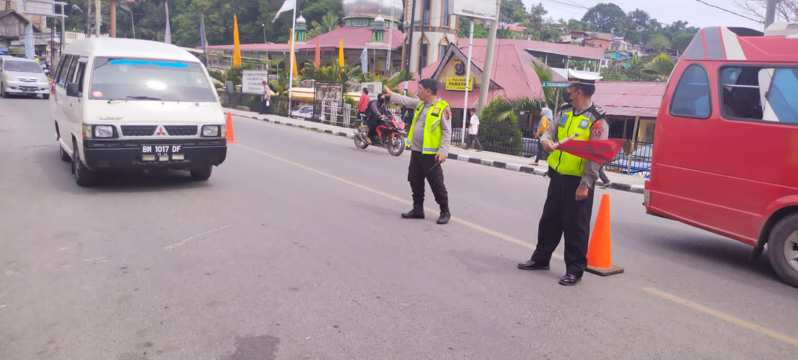 Polres Simalungun Pasang Barikade Memisahkan Arus Lokasi Wisata Parapat dan Kota Pematangsiantar 