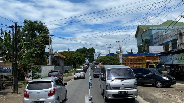 Jamin Kelancaran dan Kenyamanan Berkendara di Ruas Jalan Sinaksak, Polres Simalungun Pasang Brikade Sepanjang 3,8 Km