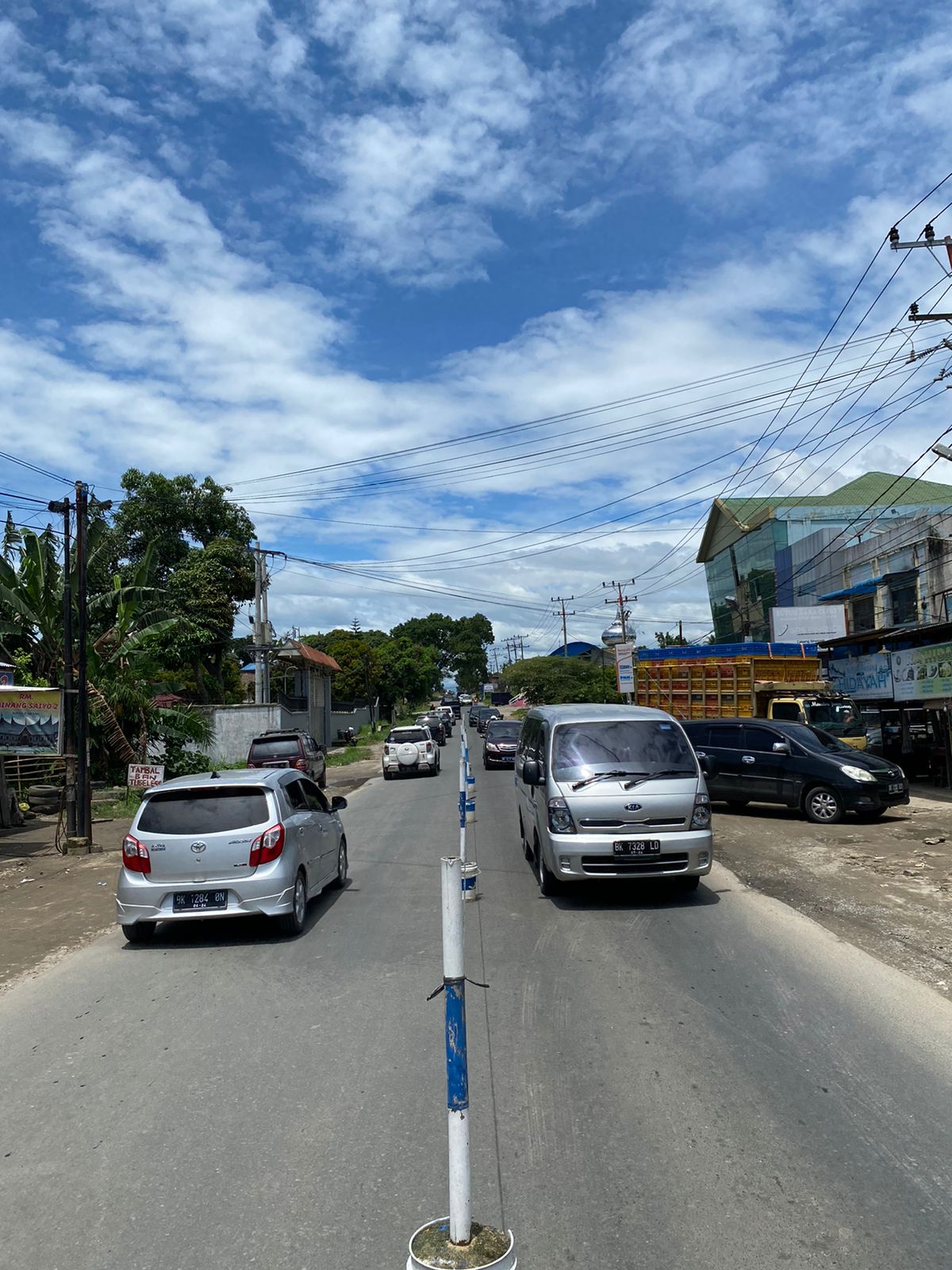 Jamin Kelancaran dan Kenyamanan Berkendara di Ruas Jalan Sinaksak, Polres Simalungun Pasang Brikade Sepanjang 3,8 Km