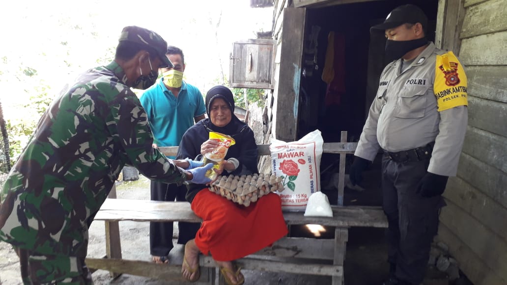 Kampung binaan Babinsa: Berikan Bantuan Paket Sembako