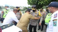 Sambut Kunker Irwasum Polri Ke Parapat, Bupati Simalungun Sematkan Ulos Pamotting