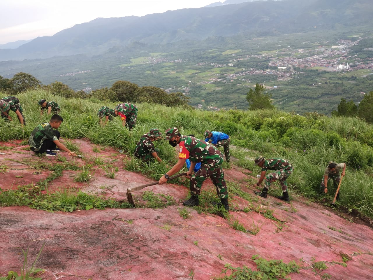 TNI Bersihkan Bukit Merah Putih