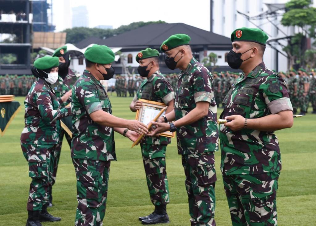 Kasad Beri Penghargaan Kepada Tim Penangkap Pelaku Pembunuhan Babinsa di Papua