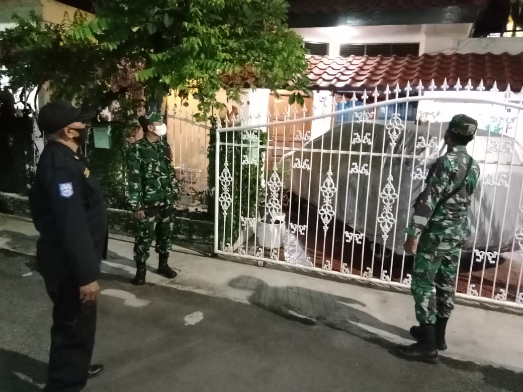 Antisipasi Rumah Pemudik Di Curi, Babinsa Koramil 06/KD Kodim 0503/JB Patroli Lingkungan