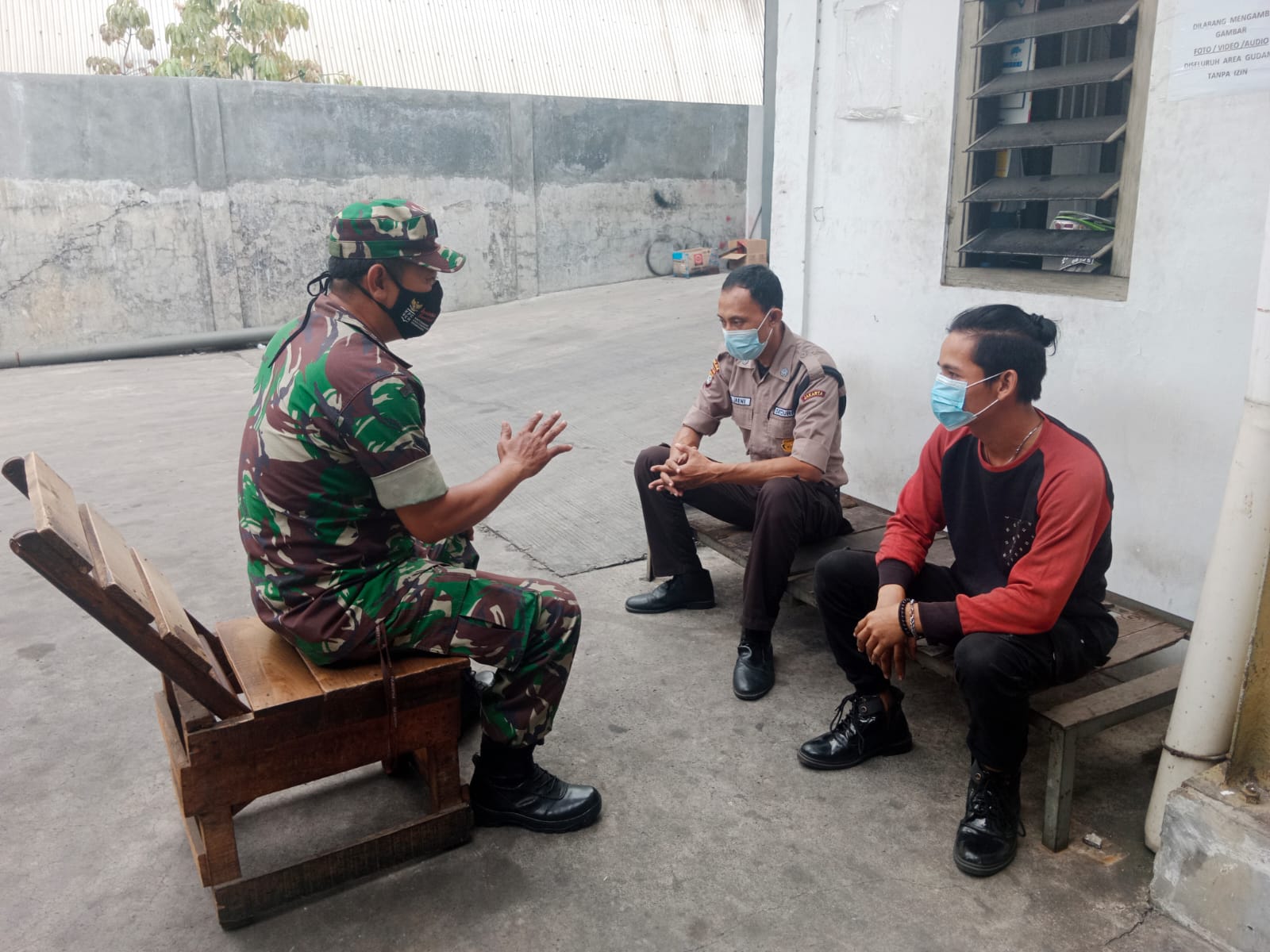 Babinsa Koramil 06/KD Kodim 0503/JB Giat Komsos Dengan Anggota Keamanan Wilayah