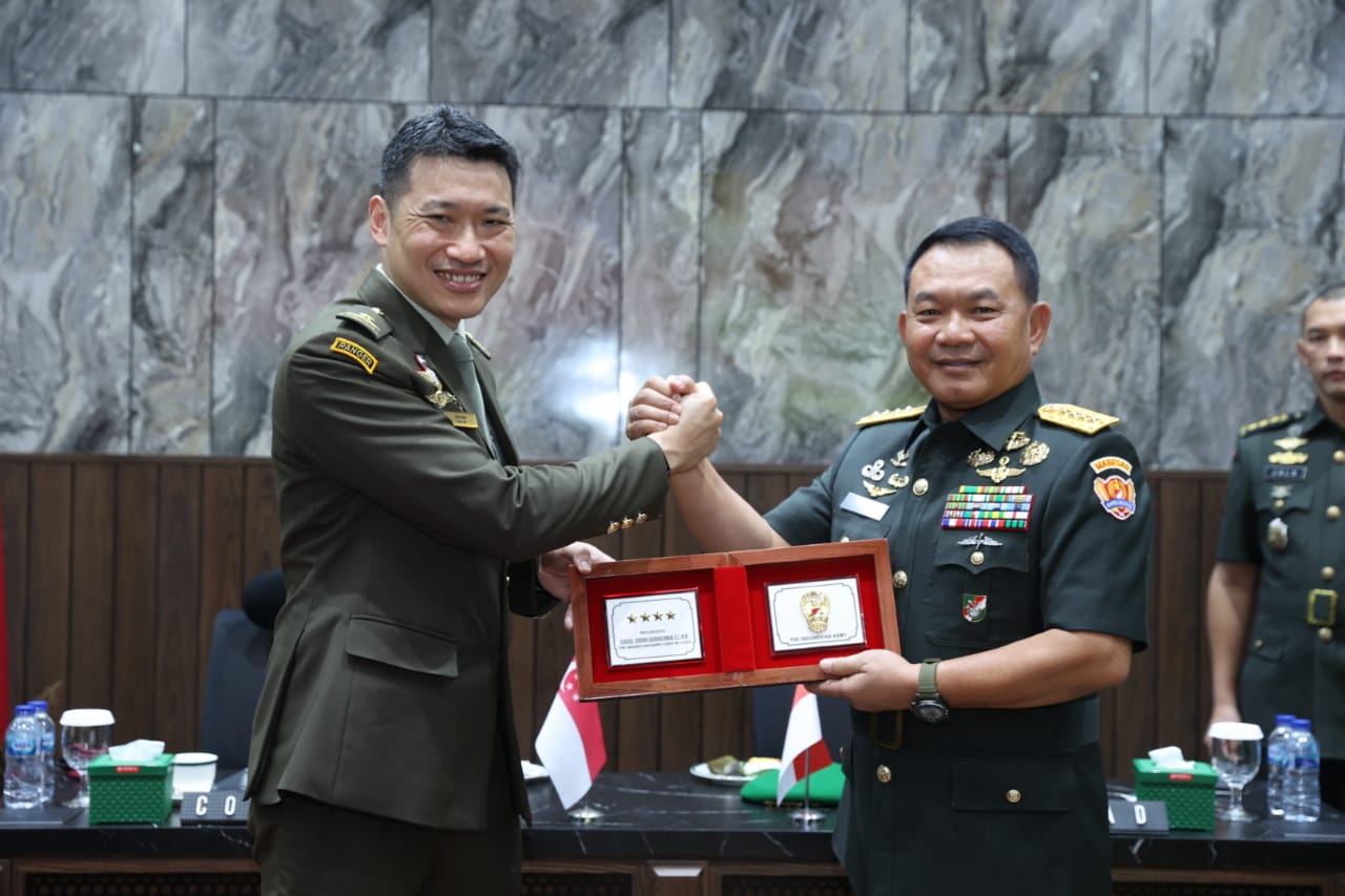 Terima Kunjungan Kehormatan Panglima AD Singapura, Kasad Apresiasi Kerja Sama yang Erat Antara TNI AD – AD Singapura