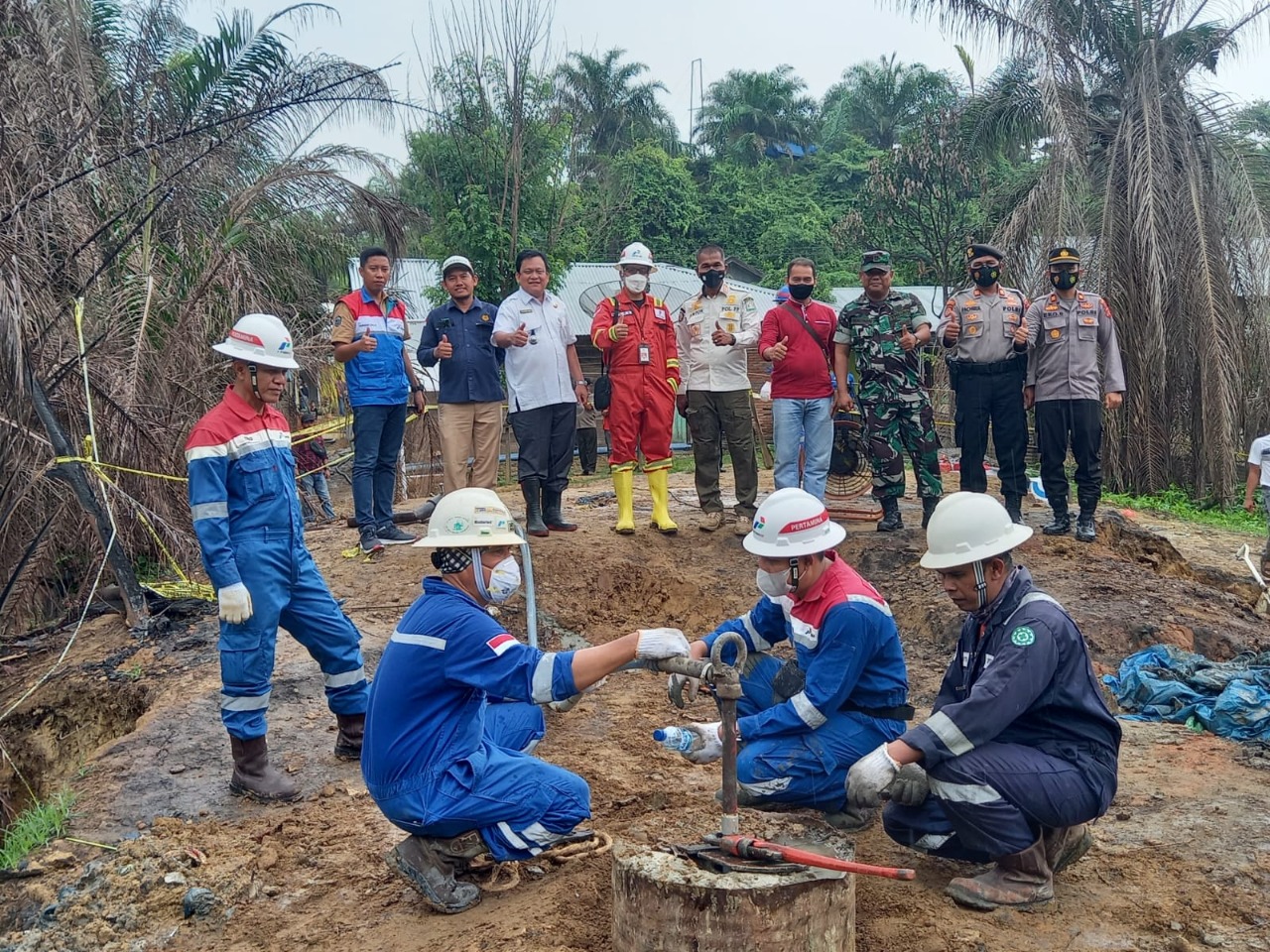 Polres Aceh Timur Kawal Kegiatan Penutupan Sumur Minyak Tradisional di Ranto Peureulak