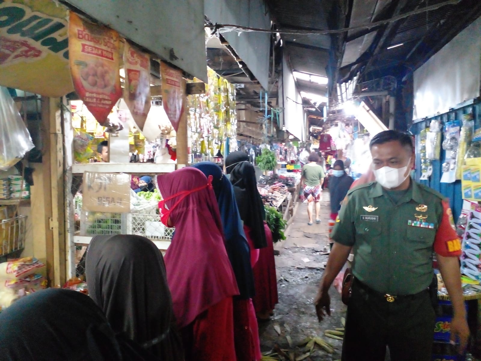 Babinsa Koramil 07/Kemayoran Lakukan Pengawasan Prokes Pasar Serdang