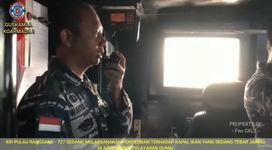 KRI Pulau Rangsang-727 Tertibkan Alur Pelayaran