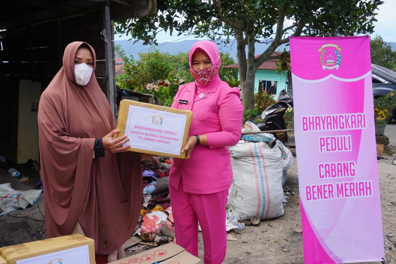 Bhayangkari Cabang Bener Meriah Salurkan Bantuan Kepada Korban Kebakaran 