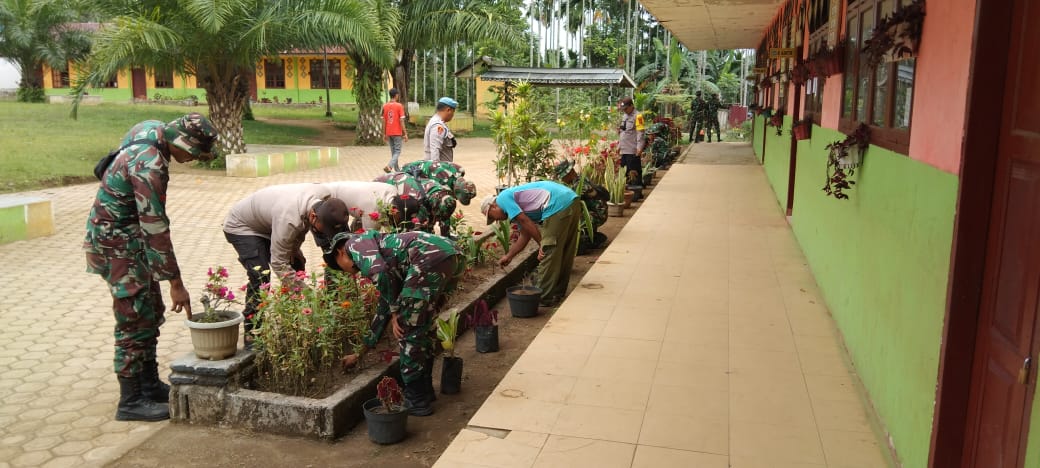 Manfaat Hari Libur, Personel Satgas TMMD Ke 113 Bersihkan Area Sekolah