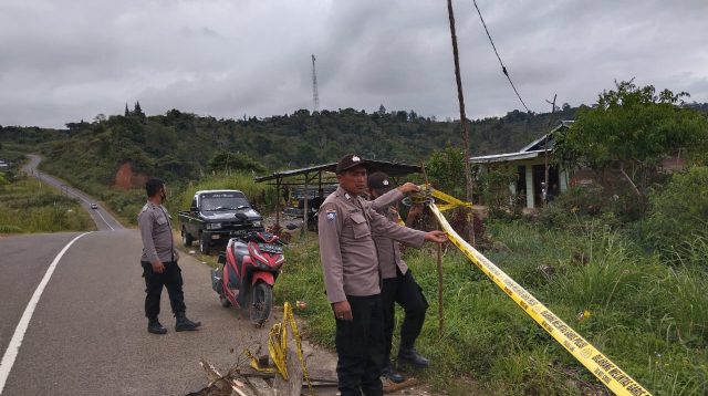 Cegah Kecelakaan, Polsek Permata Pasang Garis Polisi di Ruas Jalan yang Amblas