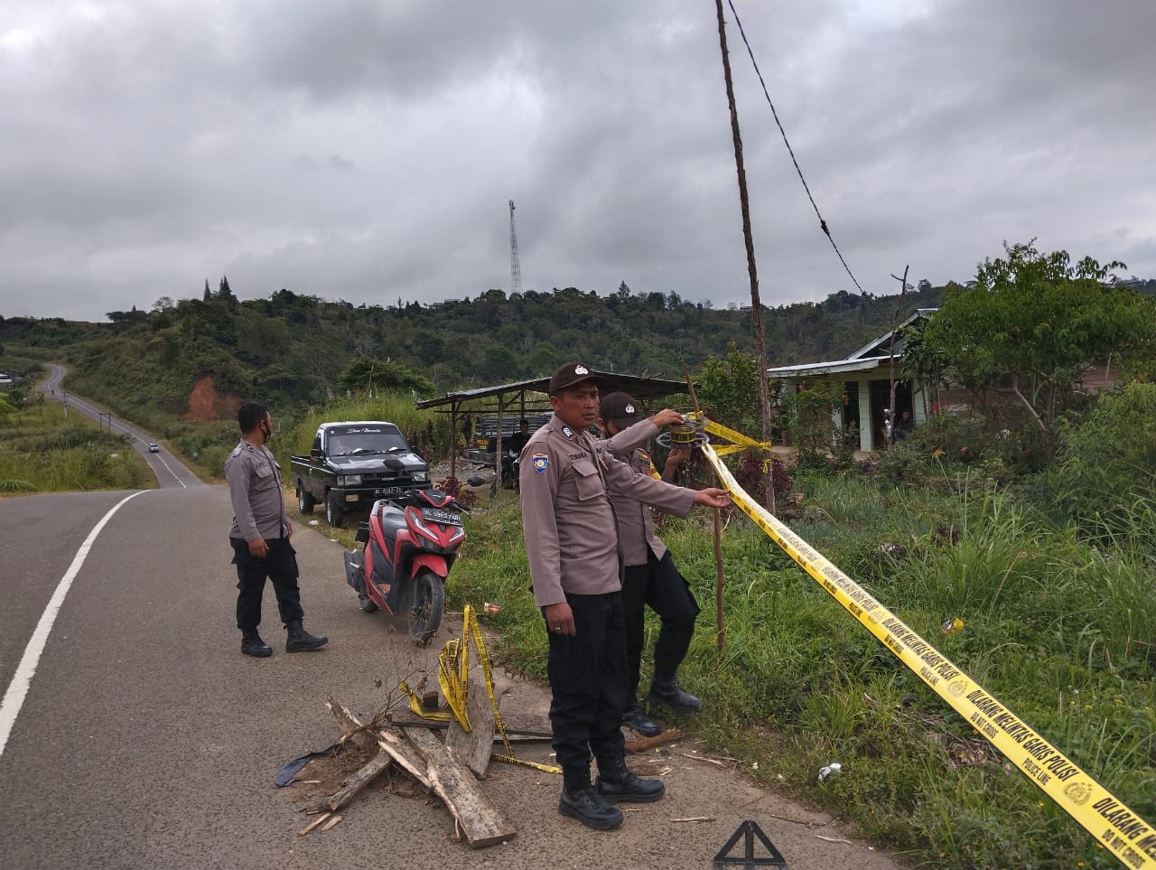 Cegah Kecelakaan, Polsek Permata Pasang Garis Polisi di Ruas Jalan yang Amblas