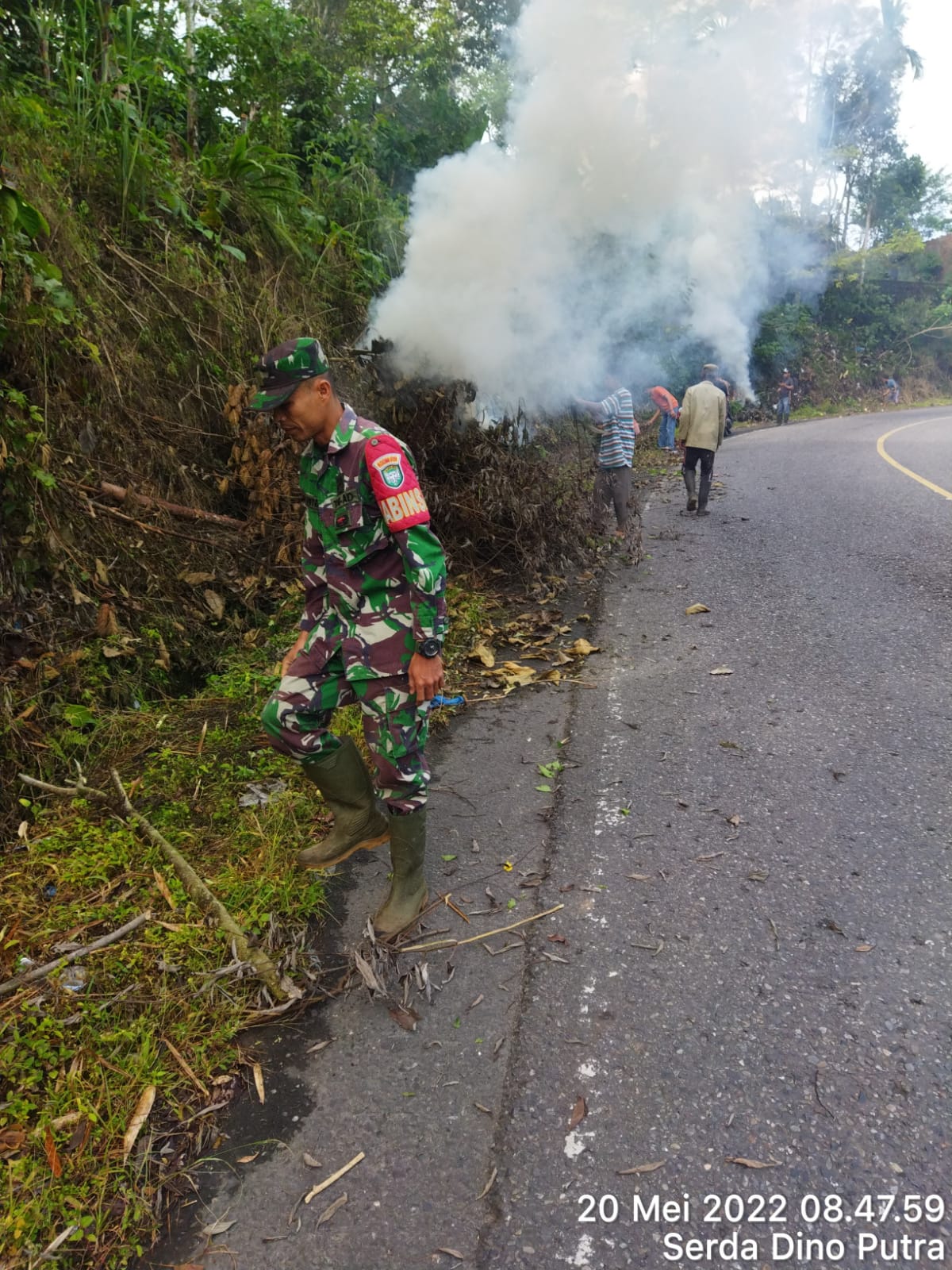 Babinsa Gotong Royong Bersama Warga Di Desa