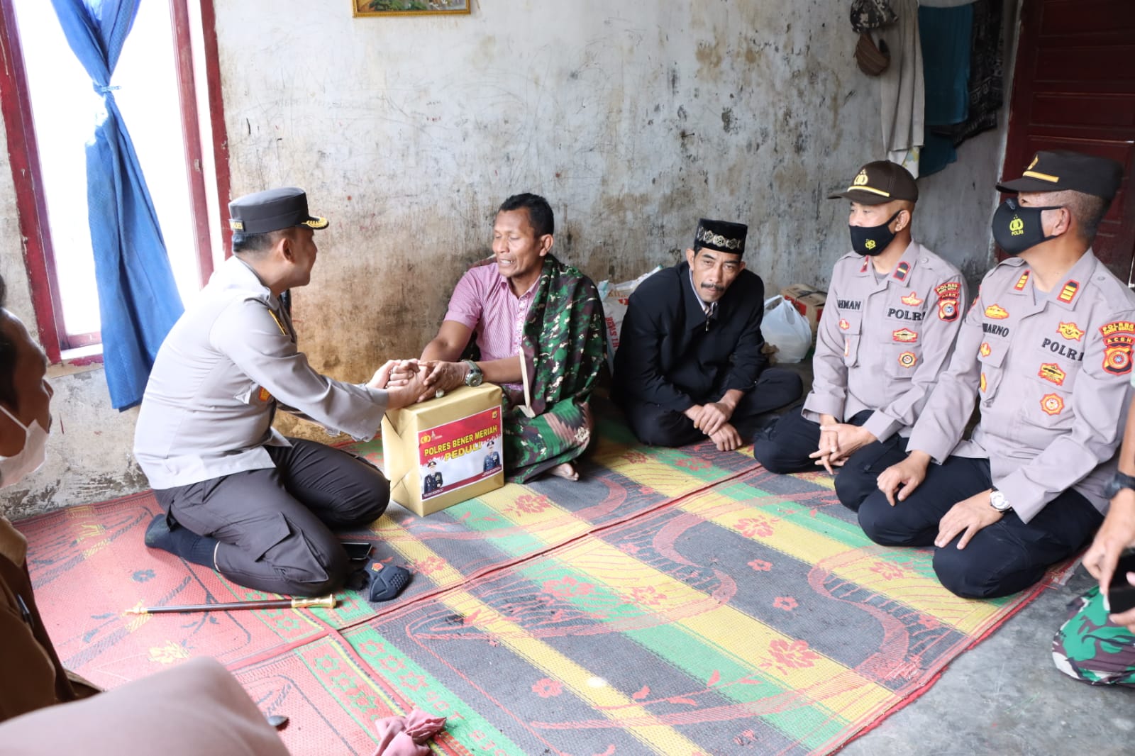 Kapolres Bener Meriah salurkan Bansos Kepada Korban Bencana di Kampung Sedie Jadi dan Tingkem Asli