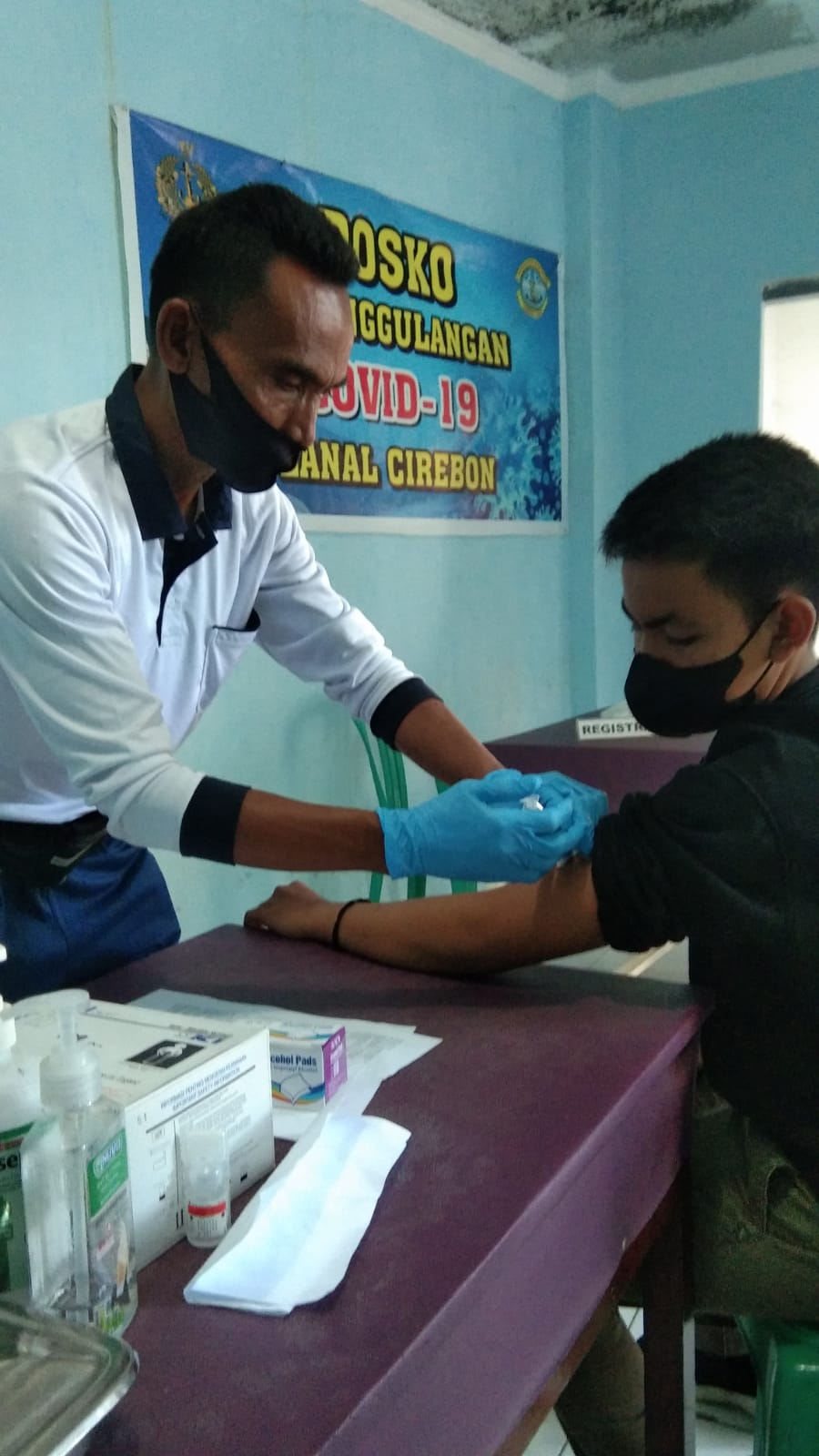 TERUS TINGKATKAN HERD IMMUNITY NAKES LANAL CIREBON BERIKAN PELAYANAN VAKSINASI KEPADA MASYARAKAT