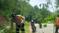 Polsek Bandar Pasang Garis Polisi di Ruas Jalan yang Amblas di Kampung Mangku 