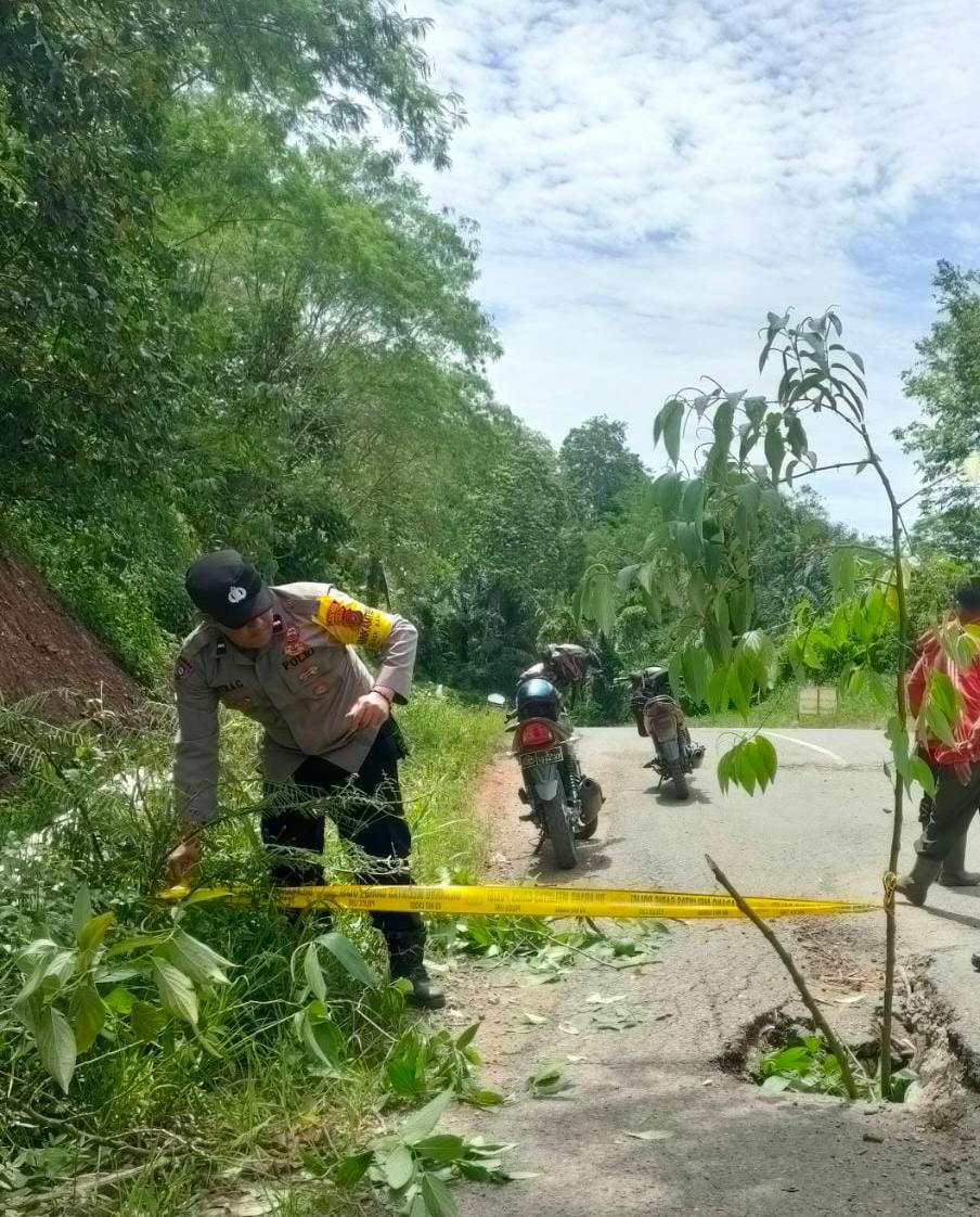 Polsek Bandar Pasang Garis Polisi di Ruas Jalan yang Amblas di Kampung Mangku 