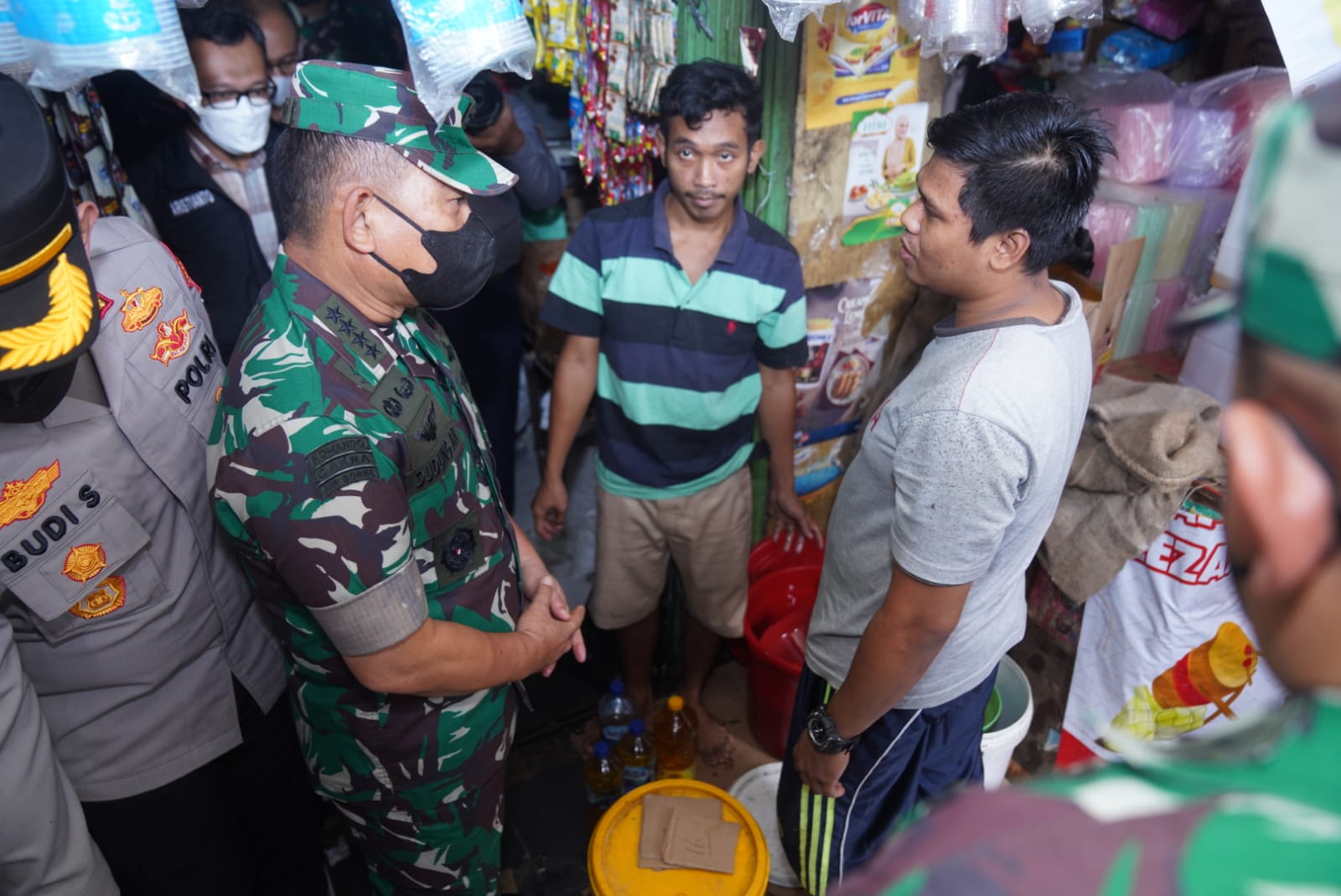 Pantau Harga Minyak Goreng, Kasad Dialog Langsung Dengan Pedagang Pasar Kramat Jati