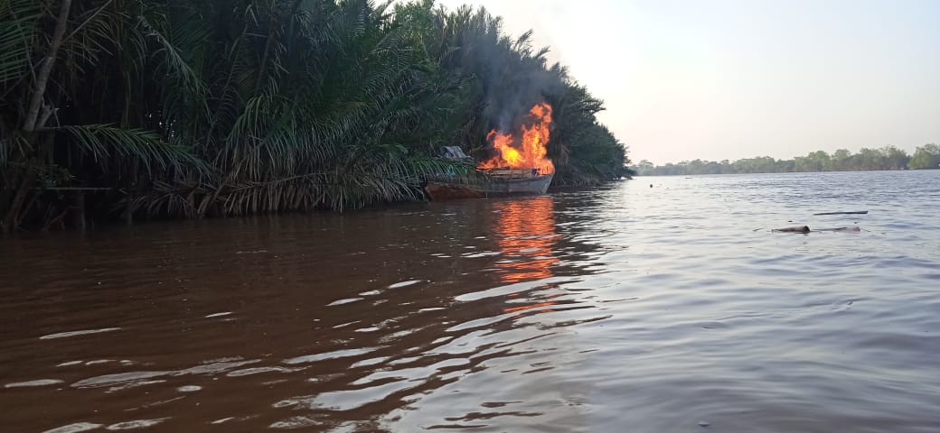 PANGKALAN TNI AL PALEMBANG LAKSANAKAN SAR TERHADAP KAPAL MS SINAR MAJU YANG TERBAKAR DI PERAIRAN SUNGAI LALAN P. 11  MUSI BANYUASIN