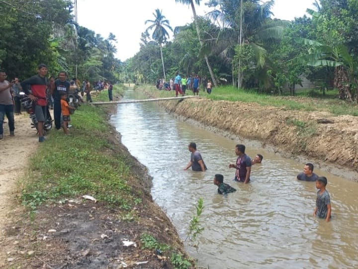 Kapolsek Pantee Bidari Turun Langsung Bantu Mencari Dan Evakuasi Bocah Tenggelam di Saluran Irigasi