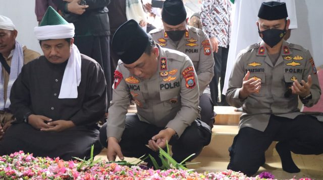 Didampingi Kapolres Simalungun Kapolda Sumut Ucapkan Belasungkawa Saat Hadiri Pemakaman Ibunda Tuan Guru Batak