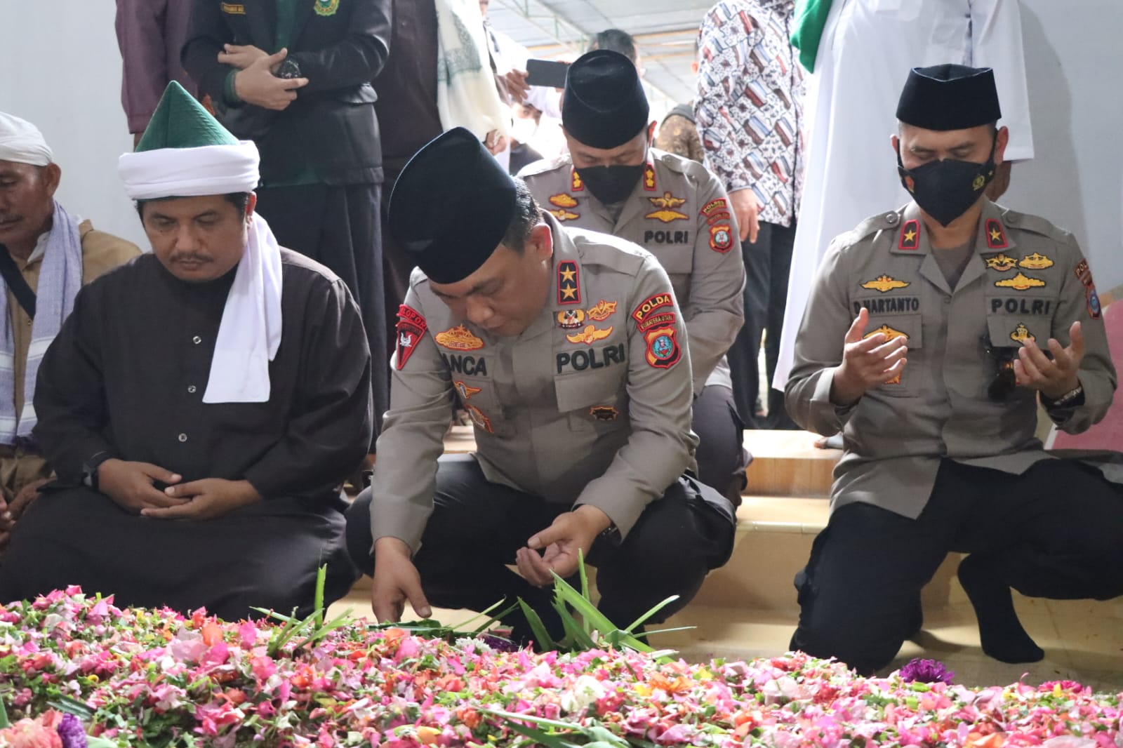 Didampingi Kapolres Simalungun Kapolda Sumut Ucapkan Belasungkawa Saat Hadiri Pemakaman Ibunda Tuan Guru Batak