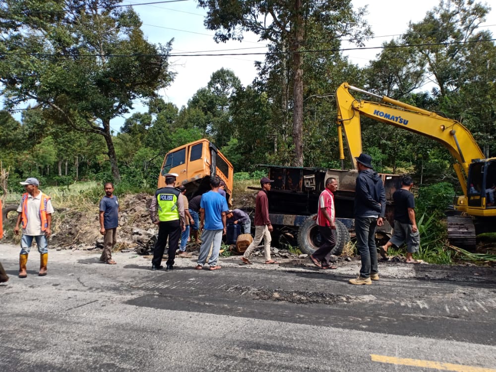 Rem Blong, Colt Diesel Milik Perusahan PT Hananan Hilang Kendali Hingga Terperosok kedalam Parit di Jalan Takengon-Bireun