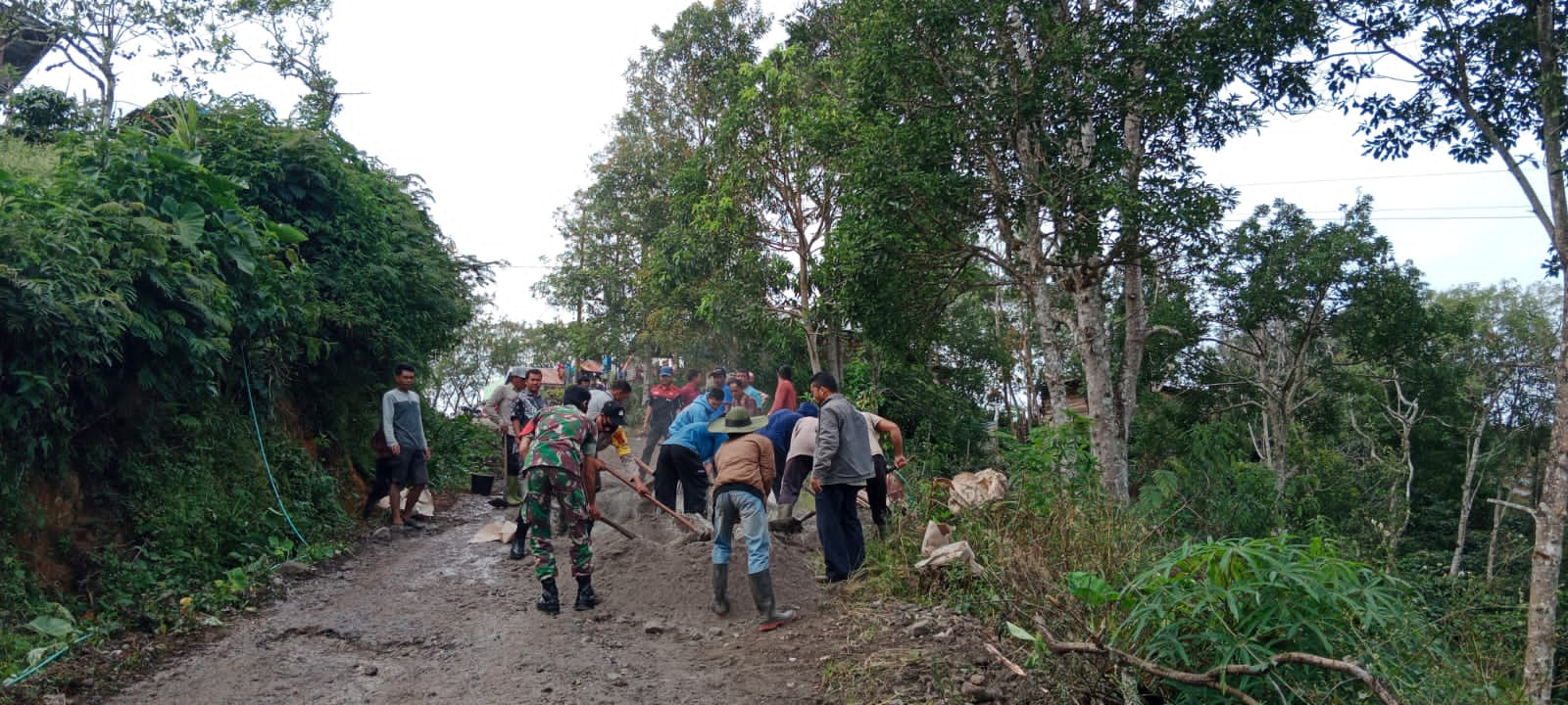 TNI- POLRI Bersama Masyarakat Tambal Jalan Berlubang