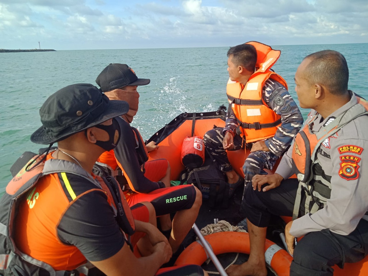 Kerahkan Rubber Boat, Satpolairud Polres Aceh Timur, Bantu Mencari Dua Nelayan Julok Yang Hilang Saat Melaut