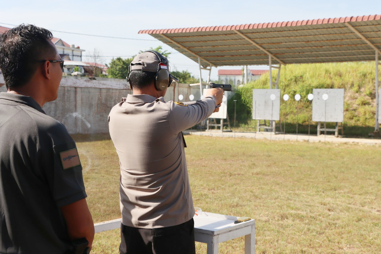 Puluhan Personel Polres Aceh Timur Adu Kecepatan Bongkar Pasang Senjata