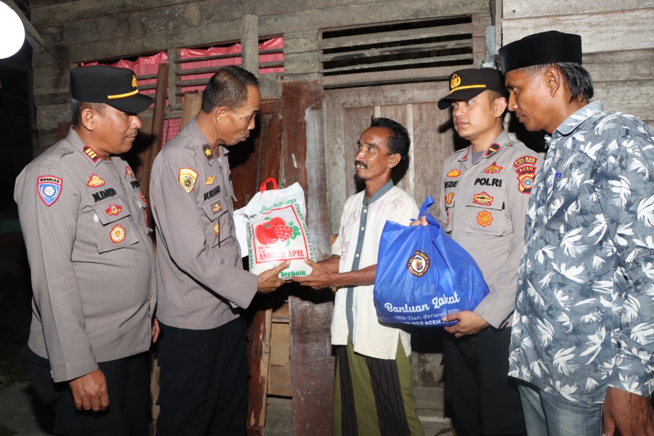 Malam Hari, Kapolres Aceh Timur Datangi Warga Bagikan Bantuan Sembako Dan Tali Asih