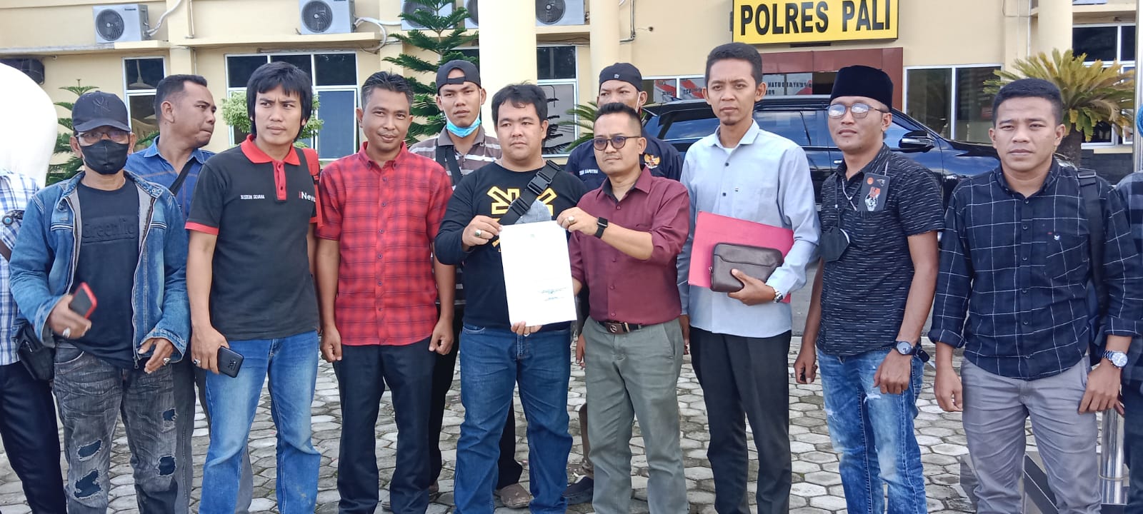 Menganiaya Pimpred Media Online, Kades Tanjung Kurung Di Laporkan Ke Polres PALI,