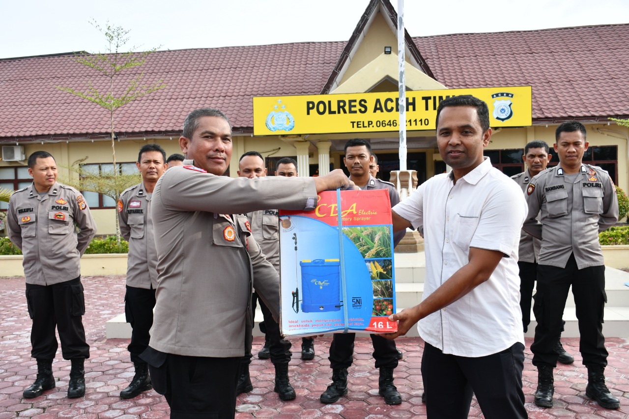 Polres Aceh Timur Serahkan Eco Enzime Nusantara Kepada Bhabinkamtibmas