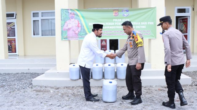 Kapolres Bener Meriah Serahkan Eco Enzyme kepada Camat dan Kapolsek 