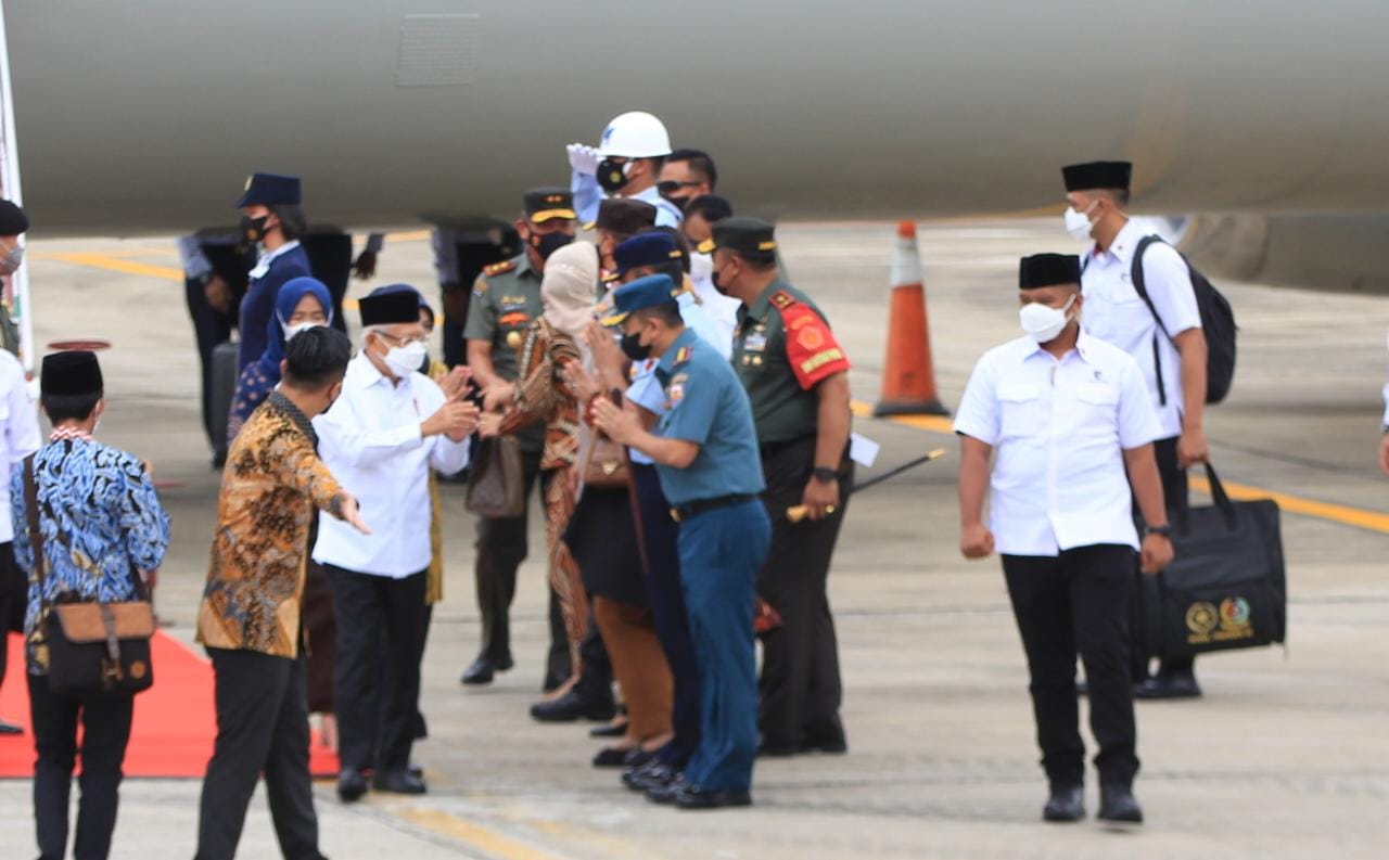 Komandan Lanal Palembang Sambut Kedatangan Wapres RI dan Ibu Beserta Rombongan di Wilayah Provinsi Jambi