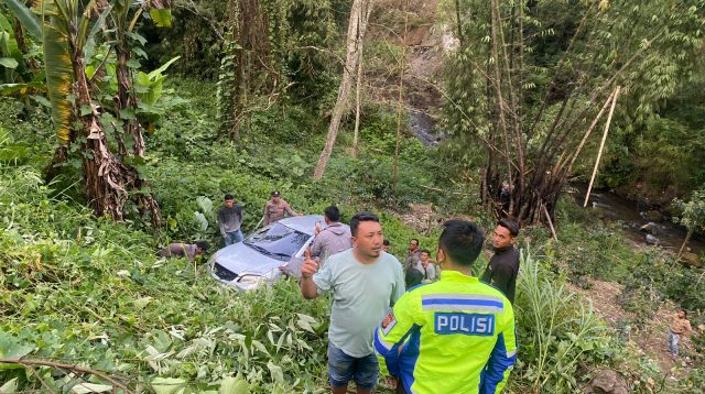 Hendak Mendahului, Toyota Vios Terjun Bebas ke Jurang di Kampung Gunung Tritit