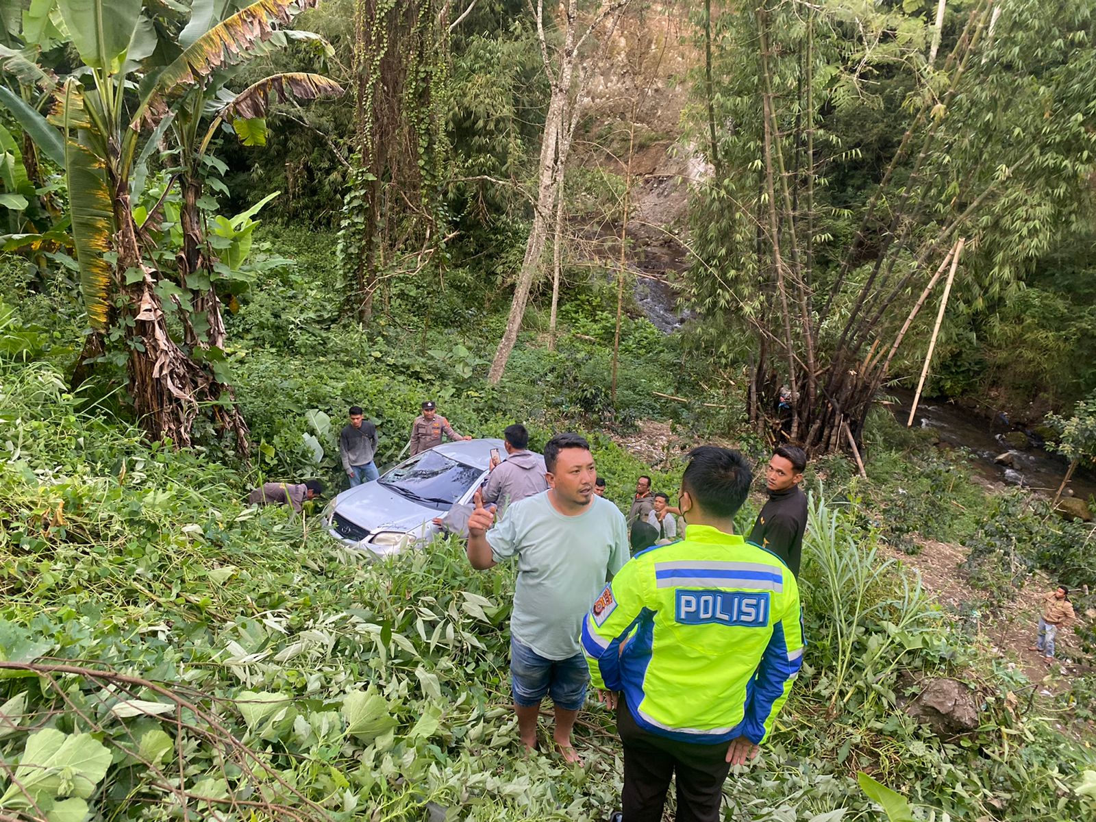 Hendak Mendahului, Toyota Vios Terjun Bebas ke Jurang di Kampung Gunung Tritit