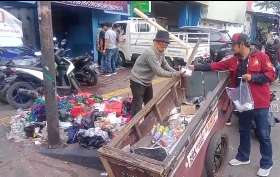 Jum’at Berkah,Forpetab Bersama Jurnalis Bagikan Nasi Bungkus Kepada Anak Jalanan dan Warga Kurang Mampu