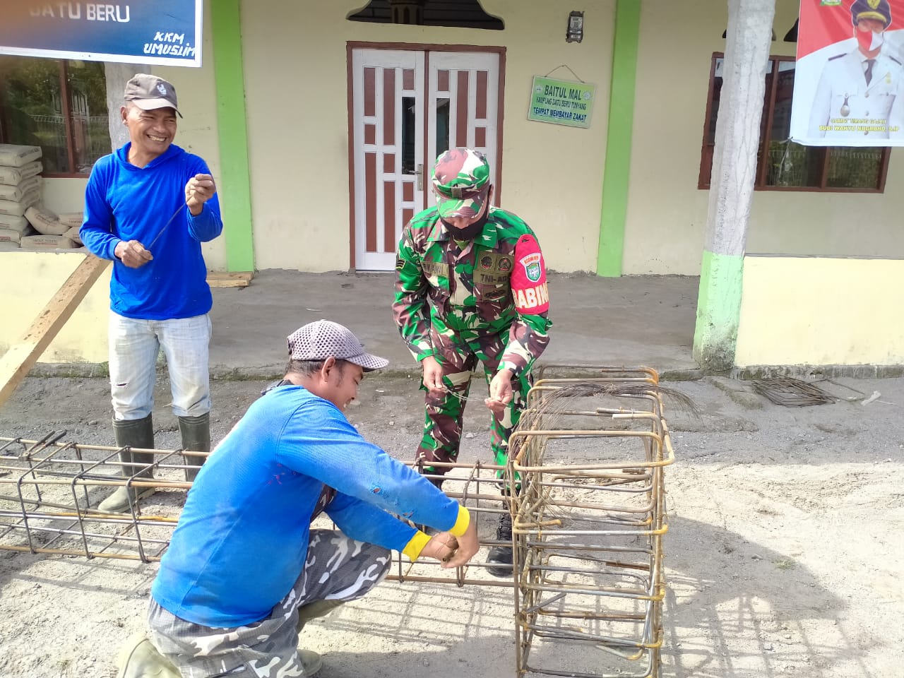 Serka Zarkawi Luangkan Waktu untuk Mengawasi Pembangunan Masjid Al’Ihkals Cepat Selesai 