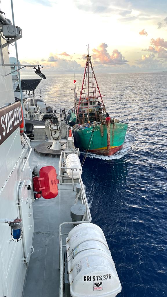 TNI AL KRI STS-376 Menangkap Tangan KIA Vietnam di Perairan Indonesia