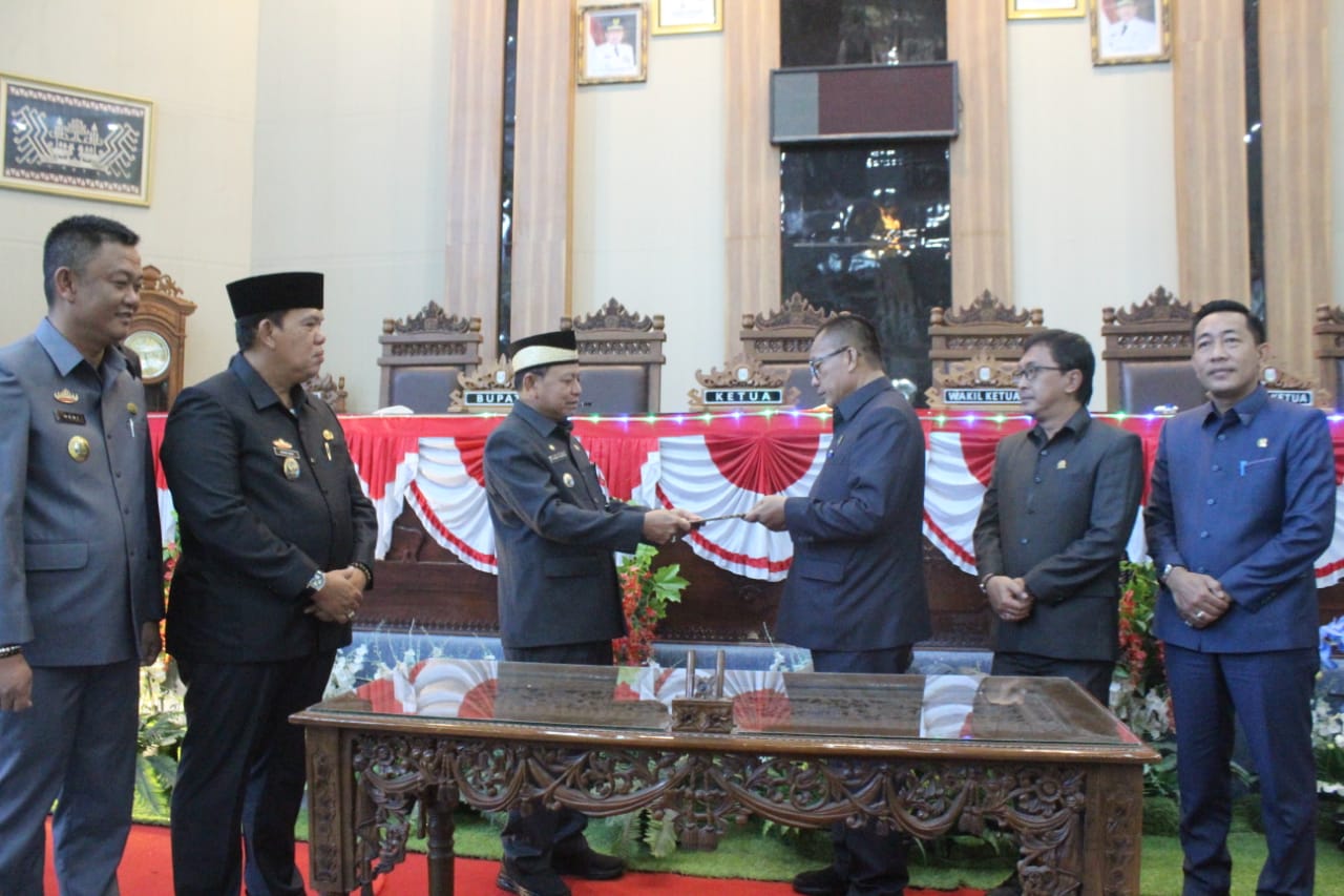 Bupati Lampung Timur M. Dawam Rahardjo menghadiri Rapat Paripurna DPRD Kabupaten Lampung Timur Dalam Acara Pengambilan Keputusan Terhadap Laporan Pertanggungjawaban Pelaksanaan Anggaran (LPPA)