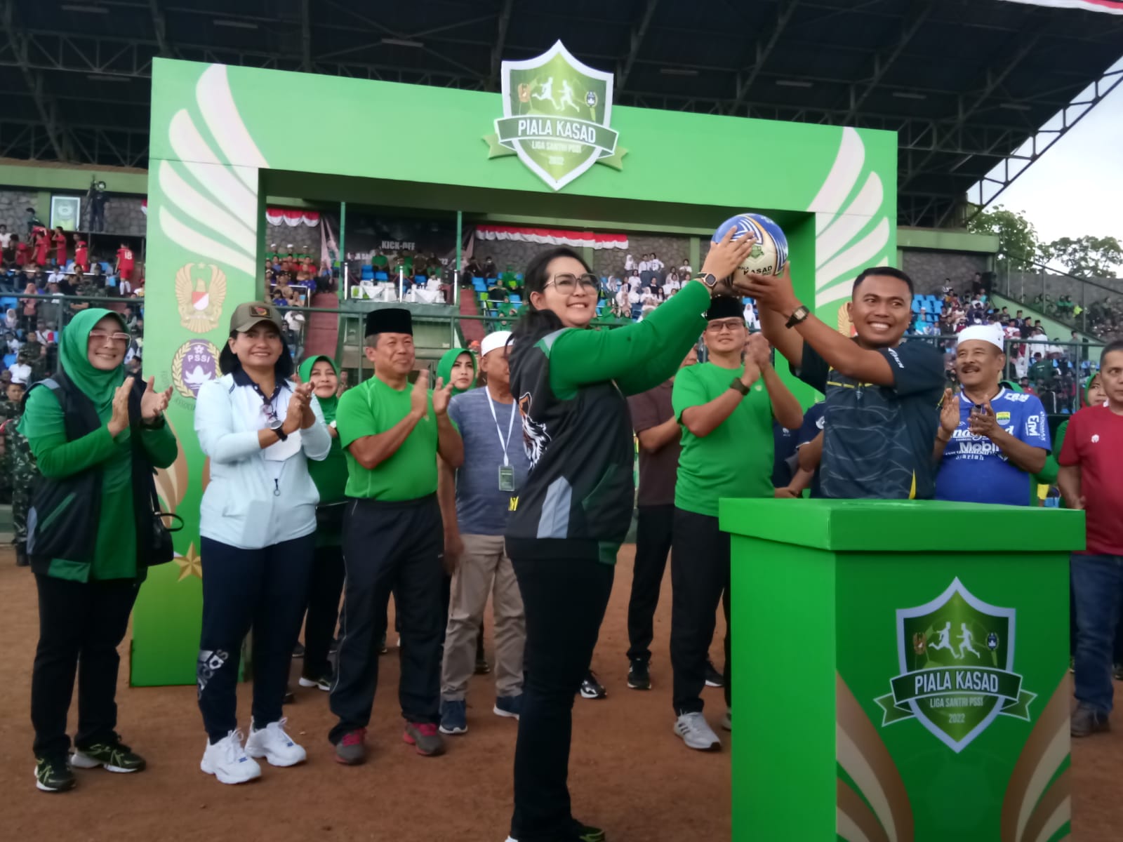 Danlanal Bandung Hadiri Kick Off Liga Santri PSSI Piala Kasad Tahun 2022 di Stadion Siliwangi Bandung