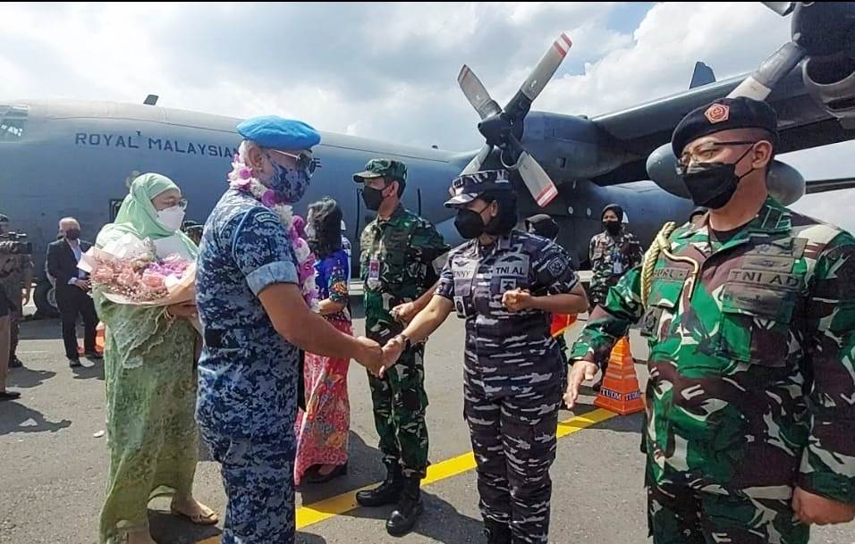 Komandan Lanal Bandung Sambut Kedatangan Panglima ATM Malaysia di Bandara Husen Sastra Negara Bandung